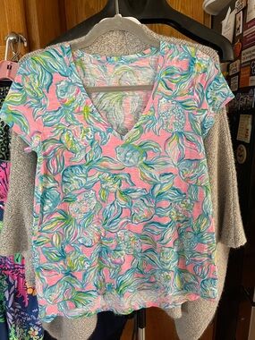 Lilly Pulitzer Ette V Neck Top XS Pink Blue Off The Scales Fish